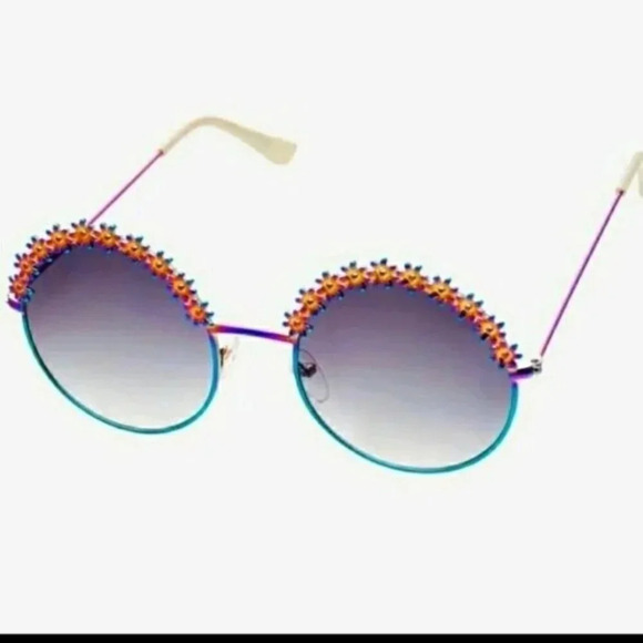 Betsey Johnson Flower Child Round Oil Slick Sunglasses - Picture 1 of 4